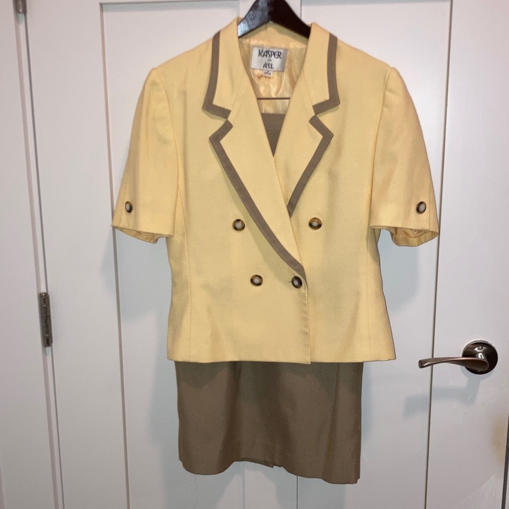 Kasper Women's Cream Double-Breasted Jacket and Skirt Suit